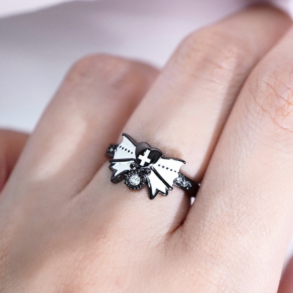 Fallen Angel Ribbon Ring / Black × White
