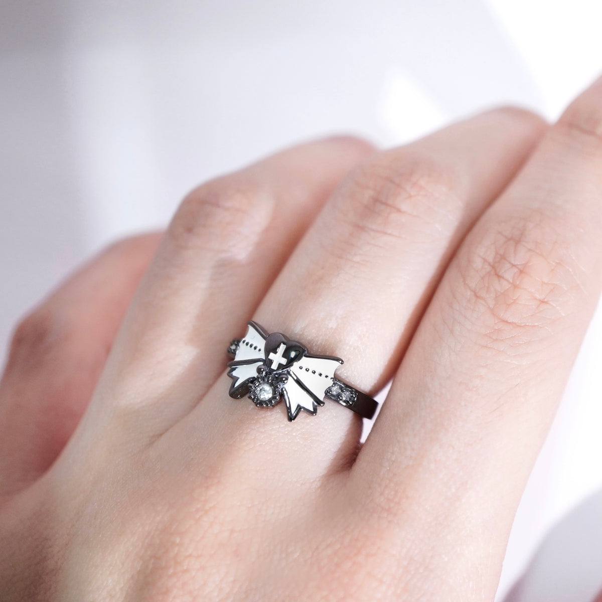 Fallen Angel Ribbon Ring / Black × White