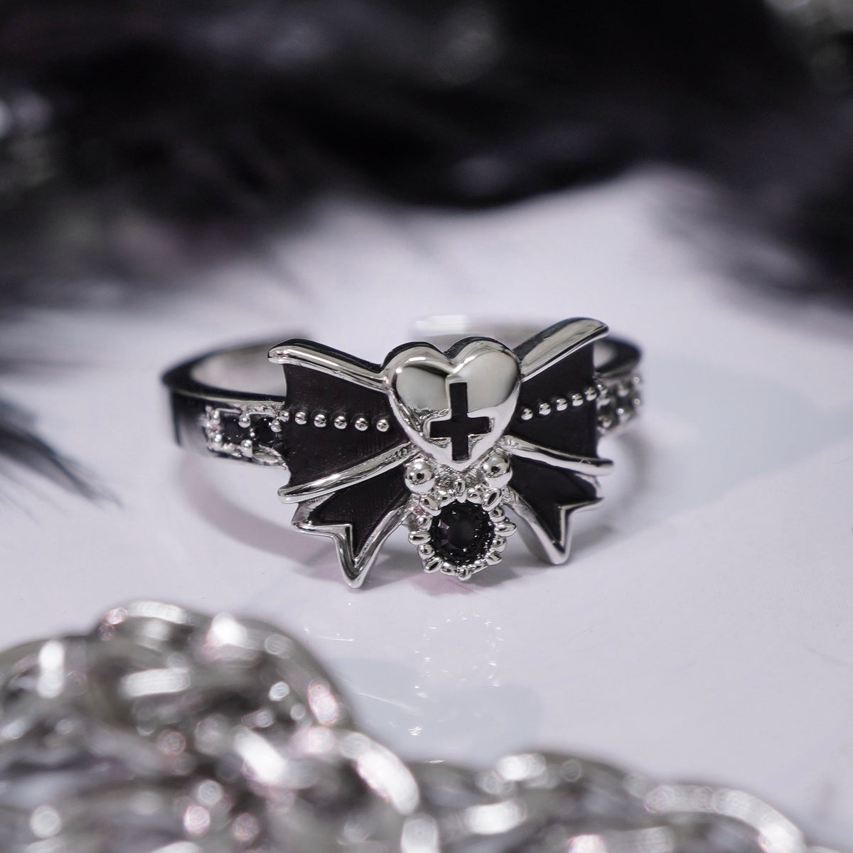 Fallen Angel Ribbon Ring / Silver × Black