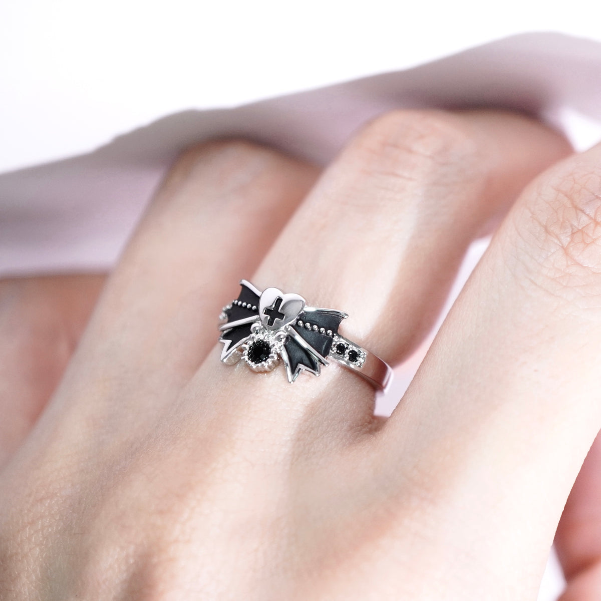 Fallen Angel Ribbon Ring / Silver × Black