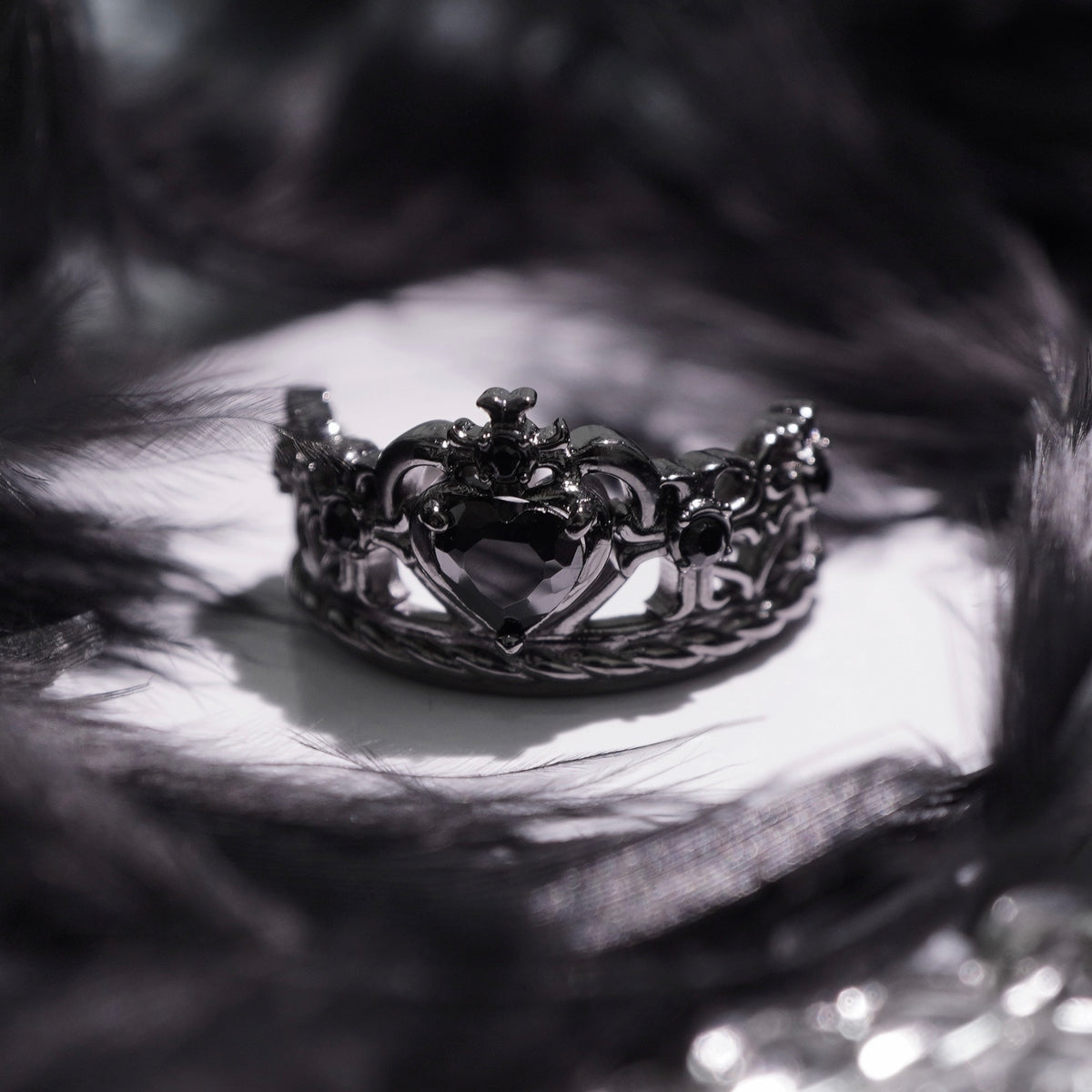 Heart Gothic Tiara Ring / Black × Black