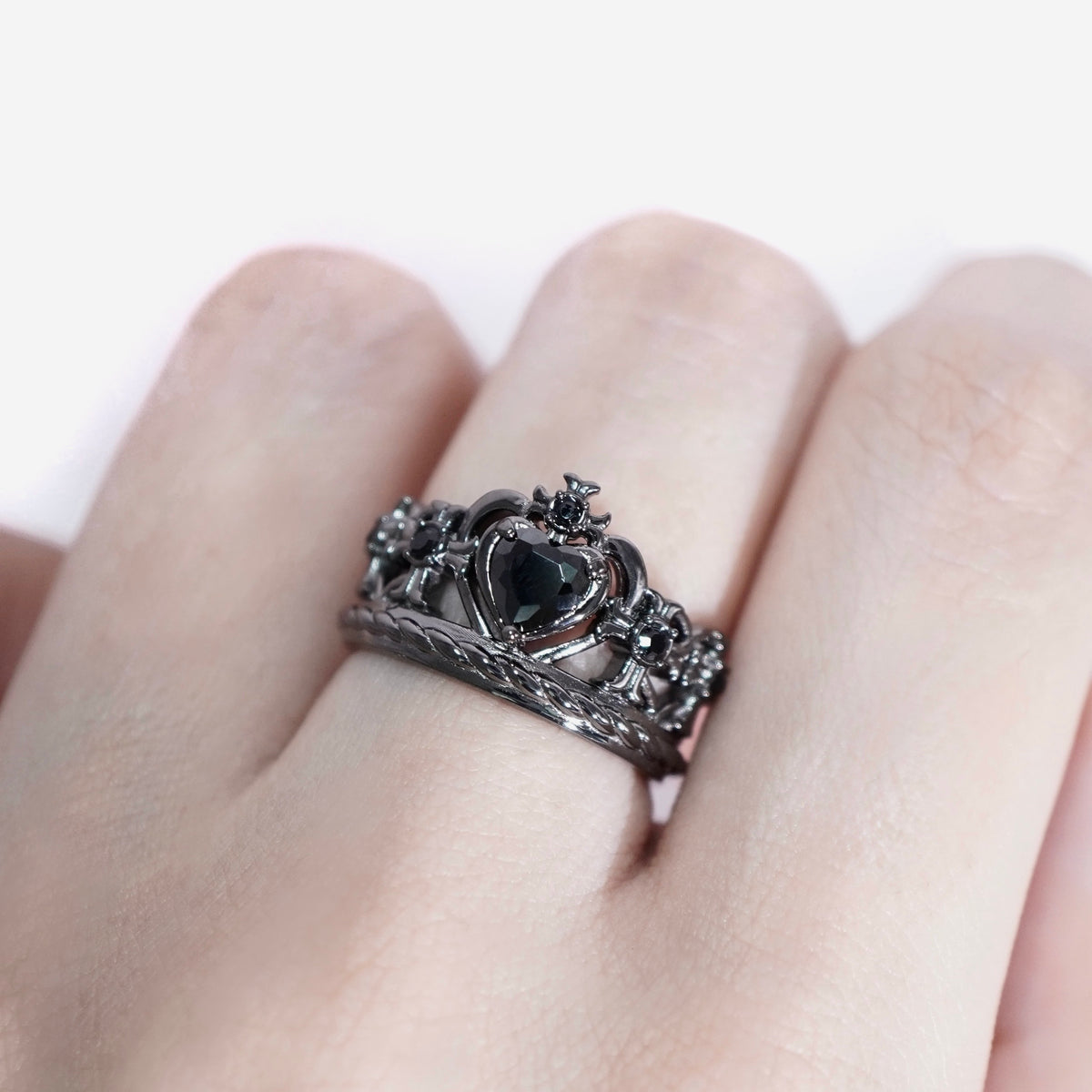 Heart Gothic Tiara Ring / Black × Black