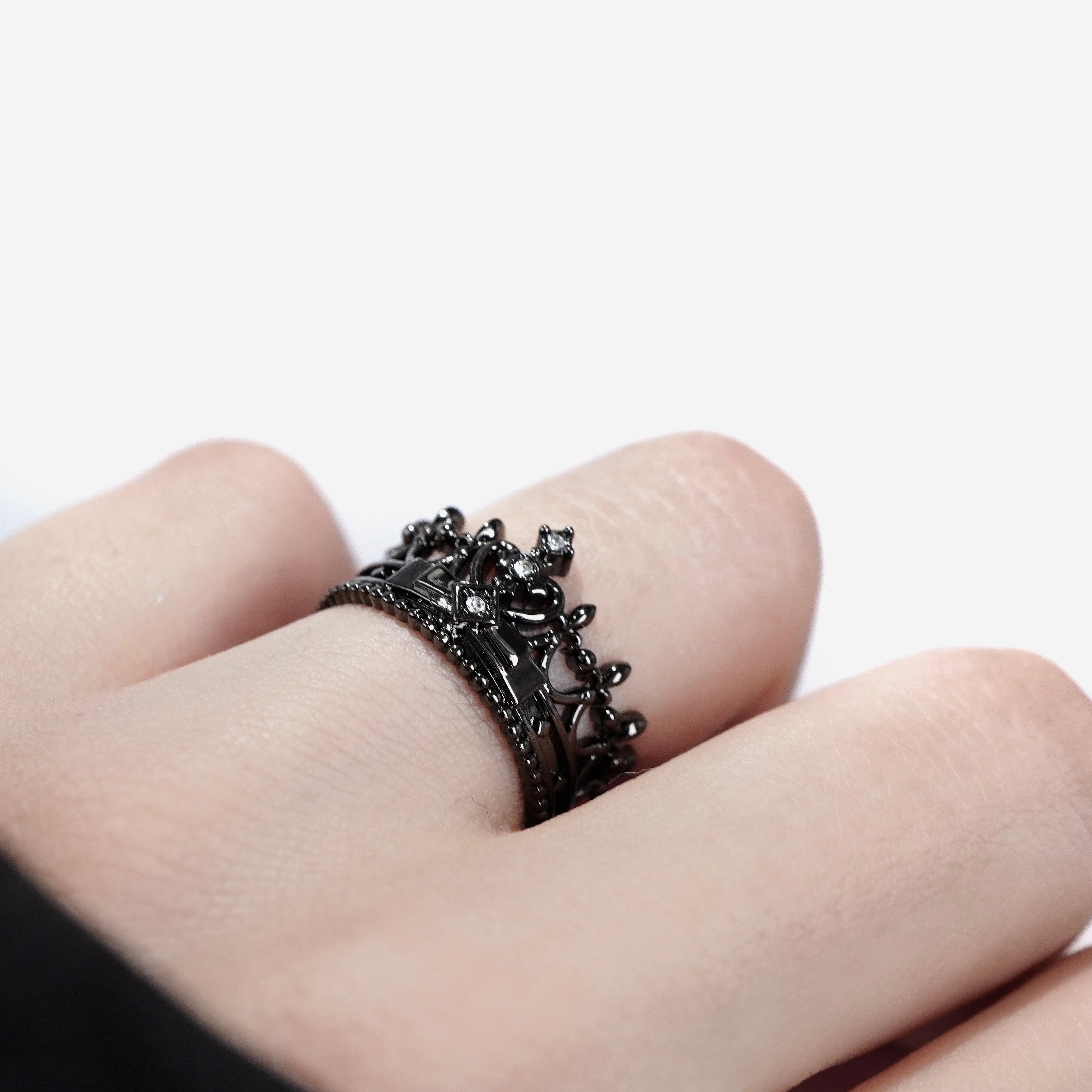 Haunted Queen Ring / Black