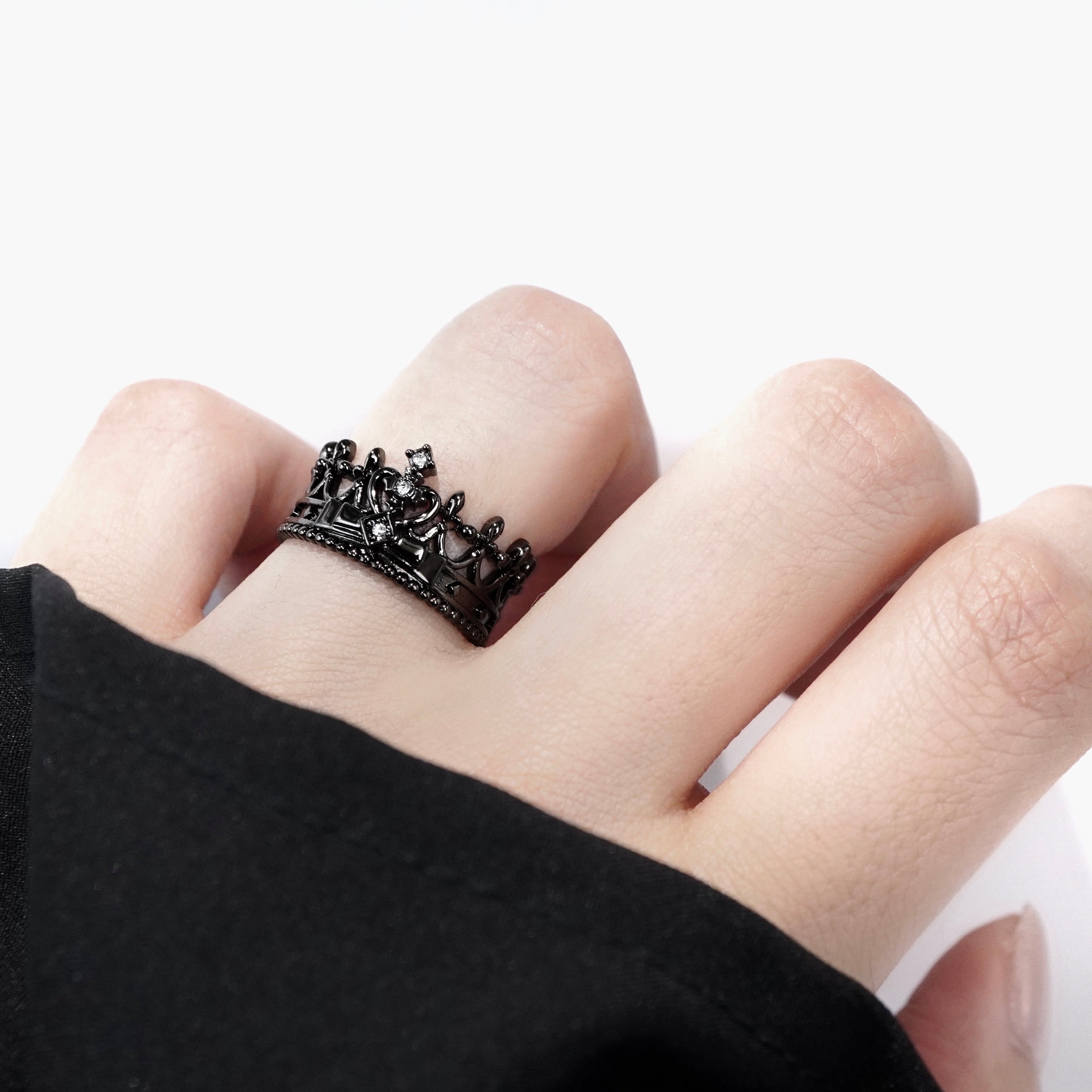 Haunted Queen Ring / Black