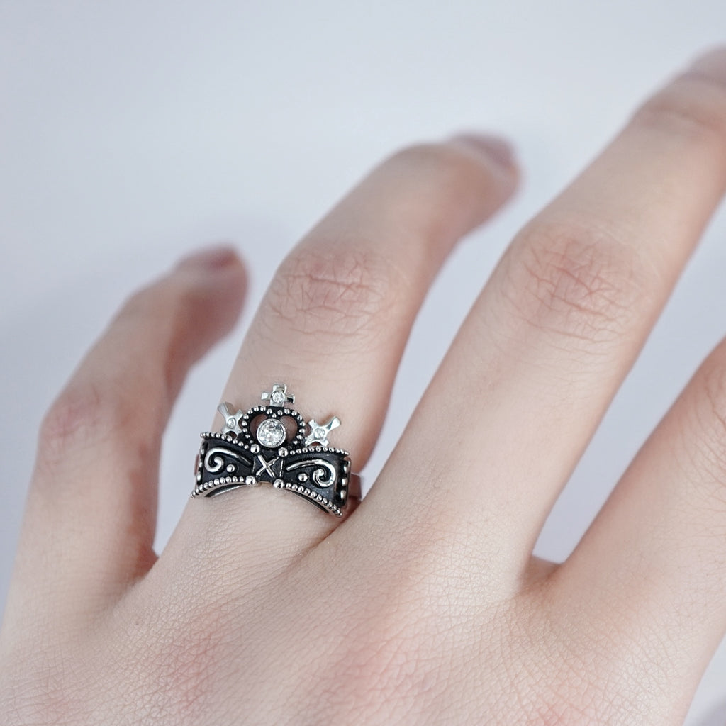 Ribbon Chapel Ring / Blackened Silver