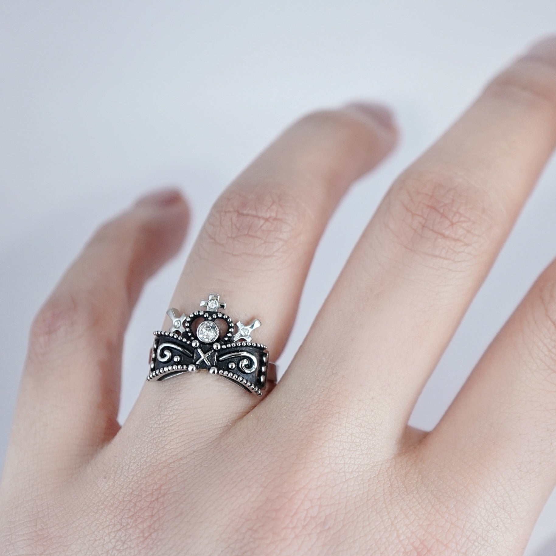 Ribbon Chapel Ring / Blackened Silver