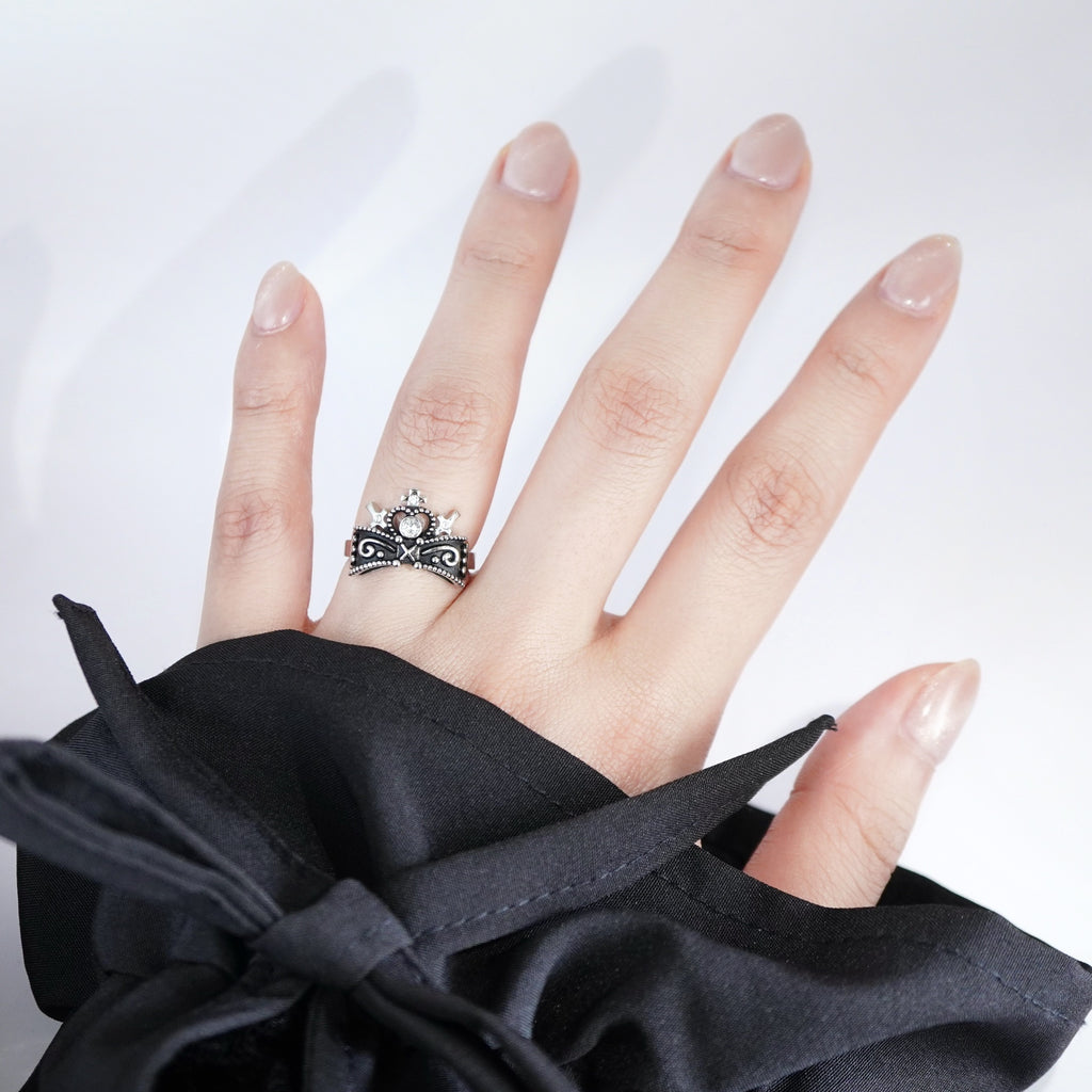 Ribbon Chapel Ring / Blackened Silver